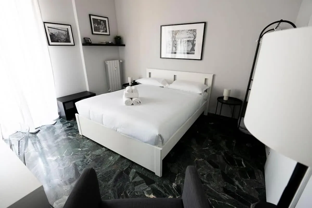 Contrasti - Black & White Milan